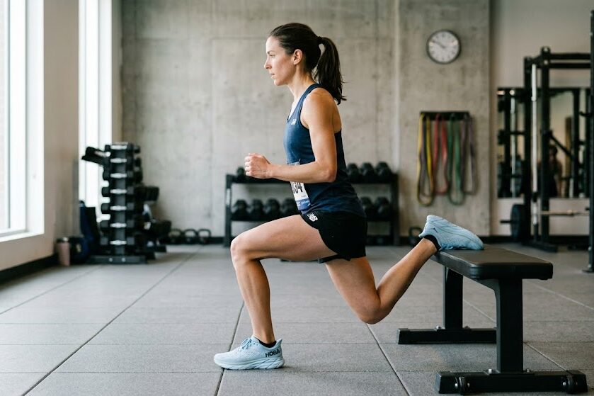 Perform marathon strength training split squat exercise